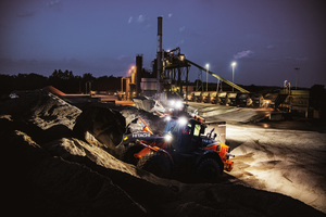  Bei Dunkelheit leuchten acht LED-Scheinwerfer das Arbeitsgebiet vollständig aus. 