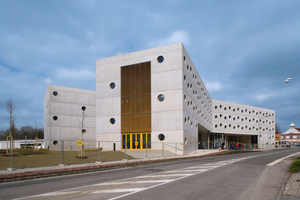  Die Außenflächen des Bibliothekgebäudes mit X-förmig angelegtem Grundriss sollten ursprünglich mit einem Farbanstrich versehen werden. Dank dem hervorragendem Sichtbetonergebnis wurde die Fassade so belassen.  