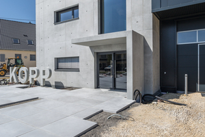  Zweigeschossiges, würfelförmiges Bürogebäude in Sichtbeton-bauweise. Die hohe Sichtbeton-Qualitätsanforderung wurde mit dem Einsatz der Rahmenschalung Maximo erzielt. 