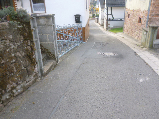 Vorher: Die Scheidelsgasse in Dörrenbach befand sich vor der Sanierung in einem schlechten baulichen Zustand.