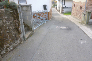  Vorher: Die Scheidelsgasse in Dörrenbach befand sich vor der Sanierung in einem schlechten baulichen Zustand. 