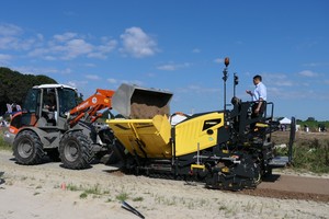  Der Weycor-Radlader AR530 beschickt den Straßenfertiger BF200 von Bomag. Der Hersteller erläutert die Vorteile der Bomap-App, mit der die Arbeitsergebnisse der Erd- und Asphaltverdichtung auf der Baustelle in Echtzeit dokumentiert werden können. 