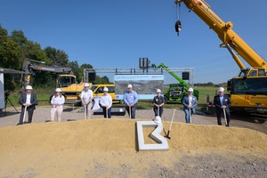  Mit einem symbolischen Spatenstich läuteten sie den Baubeginn des neuen Betonfertigteilwerks in Heiden ein: Christian Langenhövel (Architekt bei Brüninghoff), Maike Deelmann (Wirtschaftsförderung Heiden), Dr. Patrick Voßkamp (Bürgermeister der Gemeinde Heiden), Thorsten Groß (Vorstandsvorsitzender der Volksbank Heiden), Bauherr Sven Brüninghoff und seine Frau Ria Brüninghoff, Thomas Trieb (Bereichsleiter Produktion bei Brüninghoff) sowie Dr. Matthias-Marcus Wanner (parameta Projektmanagement) (v. l. n. r.). 