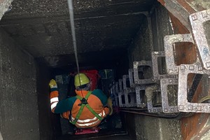  Mithilfe einer hydraulischen Schubvorrichtung werden die Rohrmodule in das Altrohr geschoben. 