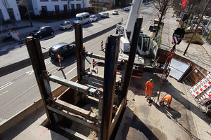  Beim Einbringen des Verbaus werden die Verbauelemente in die Baugrube eingestellt und vom Bagger bei gleichzeitigem Bodenaushub nach und nach in das Erdreich gedrückt. 