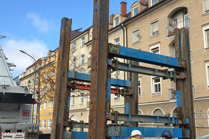  Beim Linearverbau bleibt der Boden außerhalb des Grabens weitgehend unberührt, Bebauung und Verkehrsfluss werden nicht beeinträchtigt. Mit dem gestuften Linearverbau lassen sich diese Vorteile auch für Arbeiten in größeren Tiefen nutzen. 