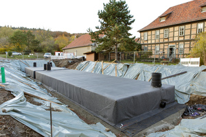  In einem dritten Arbeitsschritt wurden die Behälter mit dem Geotextil umschlossen. 