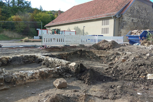  Bei den Arbeiten zum Regenrückhaltebecken fanden die Bauarbeiter Zeugnisse der Klostergeschichte. Diese wurden archäologisch auf-gearbeitet und dokumentiert. 