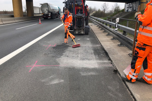  Anschließend säuberten die Arbeiter die Fräsfläche mit einem Straßenbesen und pusteten diese per Laubbläser ab.  