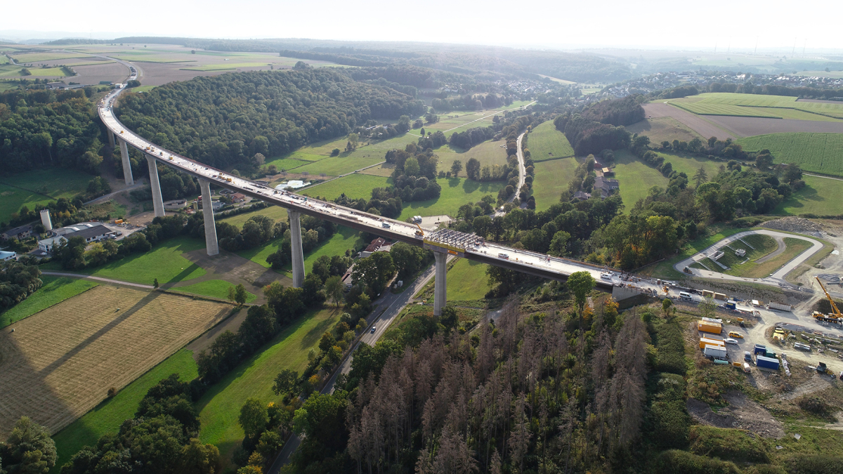 Die 785 m lange Aftetalbrücke ist das Herzstück der Bad Wünnenberger Ortsumgehung. Nach einer Bauzeit von sechs Jahren wird sie im Frühjahr 2022 für den Verkehr freigegeben.