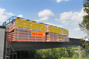  Zwei Verbundschalwagen sorgten dafür, dass der Beton der Fahrbahnplatte mit dem Stahltragwerk verbunden werden konnte. Die abgehängten Nacharbeitsebenen boten dabei einen hohen Sicherheitsstandard. 