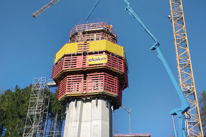  Für die Betonage der Pfeiler kam die vollhydraulische Selbstkletterschalung SKE100 plus zum Einsatz. 