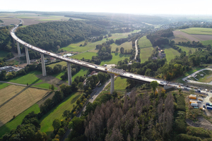  Die 785 m lange Aftetalbrücke ist das Herzstück der Bad Wünnenberger Ortsumgehung. Nach einer Bauzeit von sechs Jahren wird sie im Frühjahr 2022 für den Verkehr freigegeben. 