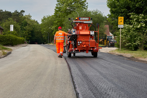  Bis zu 5 km/h Fahrt- bzw. Arbeitsgeschwindigkeit, der Maschinist kann bedarfsweise auch nebenherlaufen. 