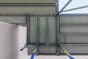  Insbesondere bei gegliederten Gebäudegrundrissen mit vielen Innen- und Außenecken, bei Bauwerksvor- und -rücksprüngen oder bei innen- und außenseitigen Konsolverbreiterungen ist die hohe Flexibilität des Peri Up Fassadengerüstes von großem Vorteil. 