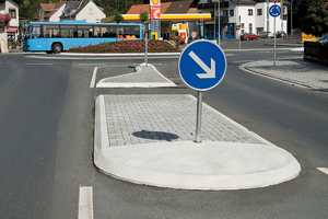  Praktischer Einsatz des Klebers Silikal R 90: Elemente an Verkehrskreiseln wurden aufgeklebt. 