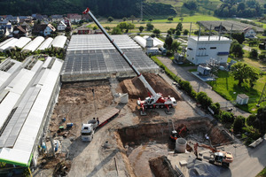  Behälter und Schachtbauteile wurden im Halb-Stunden-Takt vom Hersteller zum Einbauort transportiert. Das Versetzen erfolgte per Autokran an einem Vormittag. 