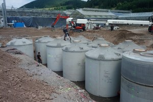  Die Regenspeicher stehen nebeneinander und sind unterirdisch verbunden. Das zulaufende Regenwasser wird in zwei Sedimentationsbehältern gereinigt. 