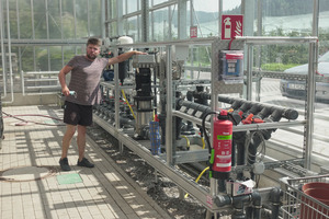  Installation der Bewässerungstechnik, von der für jede Pflanzenkultur eine andere Wassermenge und -qualität bereitgestellt wird. 