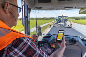  Auch Walzenfahrer können die Jobsite Temp App nutzen: zum Beispiel, um sich die Distanz zum Straßenfertiger anzeigen zu lassen und Sperrzonen zu definieren. 