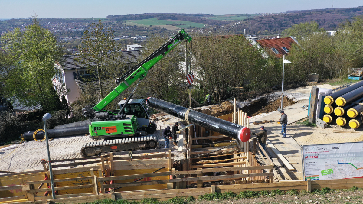 Die Verlegung der 1,2 km langen Rohrleitung ist der richtige Einsatz für den kompakten 16 t-Raupentelekran, der die beengten und steilen Platzverhältnisse zu meistern versteht.