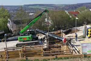  Die Verlegung der 1,2 km langen Rohrleitung ist der richtige Einsatz für den kompakten 16 t-Raupentelekran, der die beengten und steilen Platzverhältnisse zu meistern versteht. 