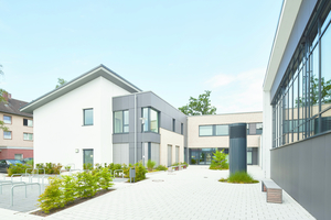  Im Falle der Grundschule Stederdorf legten alle Planungsbeteiligten Wert auf eine nachhaltige und energieeffiziente Bauweise im Sinne des Klimaschutzes. Daher ist sie als Passivhaus realisiert. 
