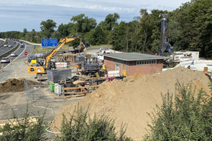  Trotz beengter Verhältnisse am Autobahnkreuz Braunschweig Süd gab es hier genug Platz, um den Bodenaushub zwischenzulagern.  