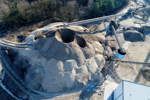  Sand als natürlich vorkommender Rohstoff wird in unmittelbarer Nähe zum jeweiligen Produktionsstandort gewonnen. 