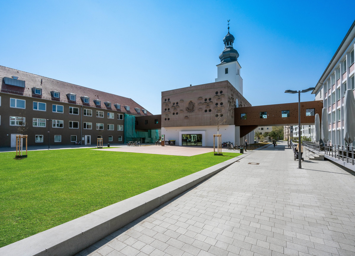 Der Befestigung der Flächen kam eine besondere Bedeutung zu. Der planerische Ansatz sah es vor, die hohe Bedeutung des Kirchenbaus durch ein gestalterisches Element in den Freianlagen zu stützen.