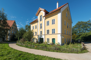  Mit einer innenliegenden Dämmung mit Poroton-WDF konnten die Auflagen des Denkmalschutzes eingehalten und die ursprüngliche Bausubstanz erhalten werden. Nach bereits einem Jahr umfassender Sanierungsarbeiten konnten die ersten Familien einziehen. 