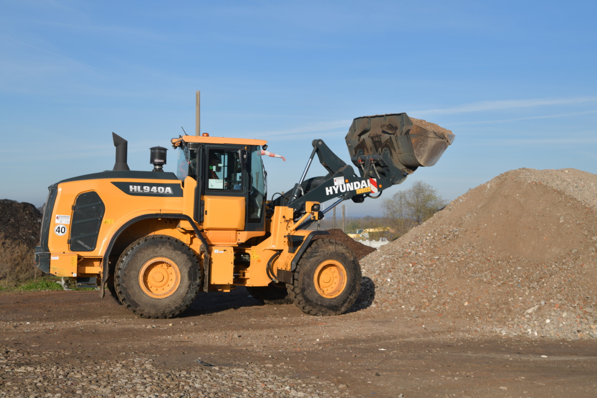 Die zwei Hyundai-Radlader HL965 und HL940A bei USUM Recycling in Steigra beim Sortieren und Verladen von Recyclingmaterial.