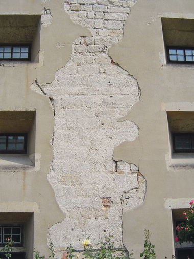 Die Magdalenenburg in der Festung K?nigstein. Durch Umbauten im Laufe der Jahrhunderte zeigen sich im Au?enputz Risse. Im Sockelbereich setzen Feuchtigkeit und Salzbelastung der Bausubstanz zu.