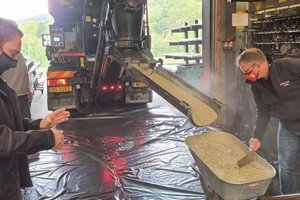  Schubkarrenweise wurde der Korocrete Beton vor Ort angemischt und zu der zu sanierenden Fläche transportiert. 