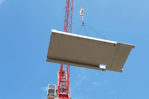  Die Geschossdecken in Stahlbeton werden vorproduziert und als Fertigteile auf die Baustelle geliefert. 