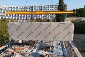  Die einzelnen Wandelemente werden vorgefertigt auf die Baustelle geliefert. Sie sind mit einem Bauteilschutz versehen, um das Eindringen von Feuchtigkeit zu verhindern und die Sichtoberflächen zu schützen. 