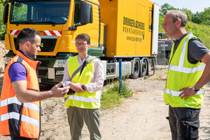  Baubesprechung an der Einbaustelle: Cristian Richert, Bauleitung LH Kiel/Tiefbauamt/Abt. Stadtentwässerung, Dipl.-Ing. Cindy Wilkens, Werner Vollert Kanalsanierung GmbH &amp; Co. KG. und Dipl.-Ing. Martin Frey, Diringer &amp; Scheidel Rohrsanierung GmbH &amp; Co. KG  