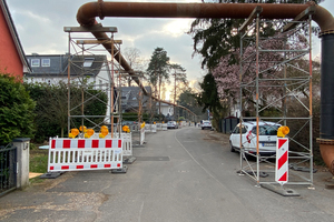  Um Einfahrten freizuhalten, wurden im Straßenbereich die Abwasserüberleitungen zum größten Teil aufgeständert.  