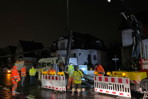  In Teamarbeit wurde hier die Abwasserüberleitung an der Kreuzung Gierather Straße und Schlodderdicher Weg in Bergisch Gladbach aufgebaut. 