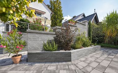 Die Cubaro Grande-Mauer macht als Abgrenzung, als Sichtschutz sowie zur Gestaltung von H?henunterschieden eine gute Figur.