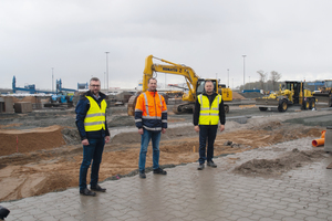  Baubesprechung vor Ort (von rechts nach links): Joachim van Edom, Sellhorn Ingenieurgesellschaft mbH; Patrick Spohr, Bauleiter Bickhardt Bau; Bastian Jenkner, Key Account Management, Birco. 