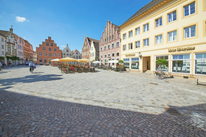  Der neue Marktplatz von Warendorf präsentiert sich barrierefrei und bietet eine hohe Aufenthaltsqualität.  