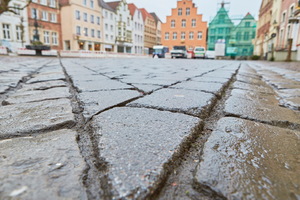  Ein Blick auf das Fugenbild vor der Umgestaltung zeigtdeutlich die Problematik der nicht vorhandenenBarrierefreiheit des Platzes. 