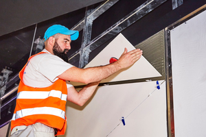  Universeller Träger: Auf Teilen der Wände wurde großformatige Keramik auf Aquapanel Cement Board Outdoor geklebt. 