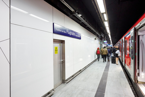  Die Wände an den Bahnsteigen im Regionalbahnhof am Frankfurter Flughafen erhielten eine moderne und zugleich revisionierbare Verkleidung. 