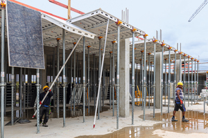  Beim Bau ihrer neuen Firmenzentrale nutzt die EichstätterFirmengruppe Martin Meier zum ersten Mal die Großpaneel-Deckenschalung Peri Skymax, mit der auch die geplanteDeckenstärke von 30 cm bewältigt werden kann. 