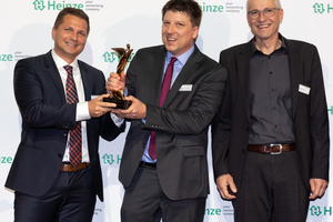  Die mineralische Spritzdämmung „Ecosphere“ von Maxit wurde am 9. November in Celle mit dem „Architects‘ Darling Award“ ausgezeichnet – in der Kategorie „Beste Produktinnovation – Ausbau“. Geschäftsführer Sebastian Groppweis (Mitte), Gesamtvertriebsleiter Günther Strasser (re.) und Leiter Produktmanagement Johannes Eberlein (li.) nahmen den Preis entgegen. 