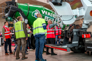  Die Prüfbögen in der Hand, begutachten die Teilnehmer die Fahrmischer nach UVV-Vorgaben. 