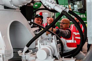  Andreas Gruber (rechts) greift am Fahrzeug auf die Lektionen zur Hydraulik zurück. 