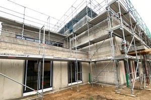  Fertigstellen des Rohbaus: Zum Schluß werden die Fenster noch verbaut, so dass das Gebäude eine geschlossene Hülle besitzt, bevor es mit Ausbau und Dämmung weitergeht. 